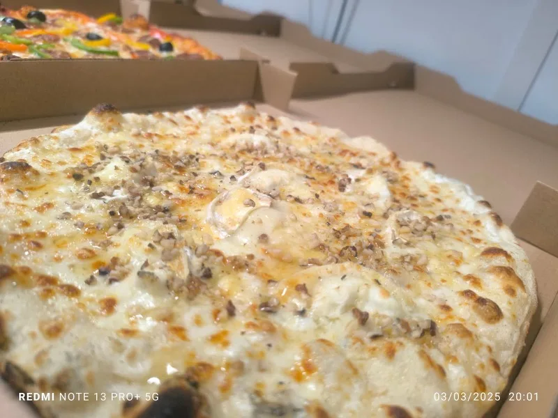 Chèvre Chaud - Base crème, Mozza, Emmental, Fromage de chèvre, Noix concassées, Miel