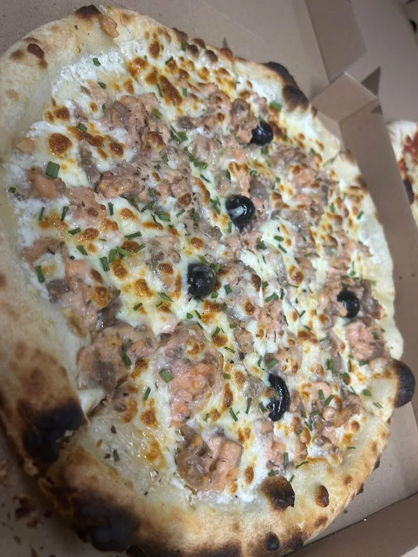 Océane - Base crème, Mozza, Emmental, Saumon Fumé, Olives, Origan, Ciboulette