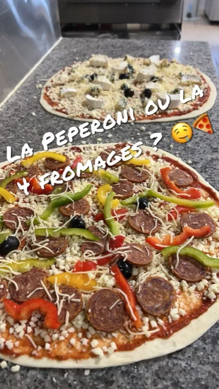 Pepperoni - Base tomate, Mozza, Emmental, Chorizo, Poivrons, Olives, Origan