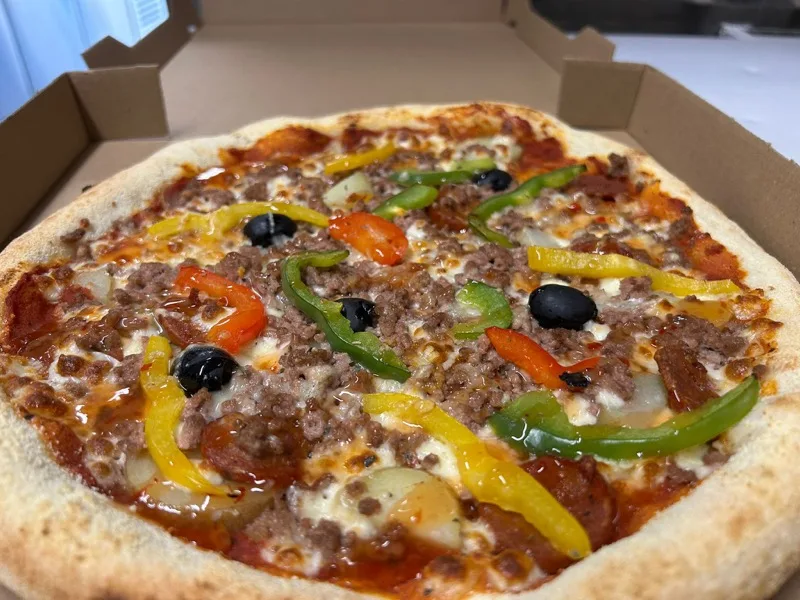 Pizza Hot - Base tomate, Mozza, Emmental, Pommes de terre, Chorizo, Viande Hachée, Poivrons, Sauce Thaï, Olives, Origan