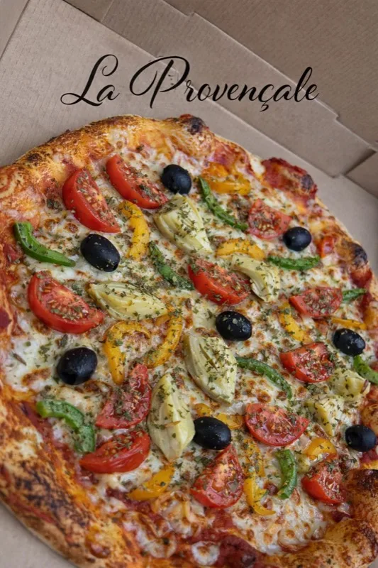 La Provençale - Base tomate, Mozza, Emmental, Poivrons, Tomates, Fonds d'Artichauts, Olives, Origan, Herbes Provençales