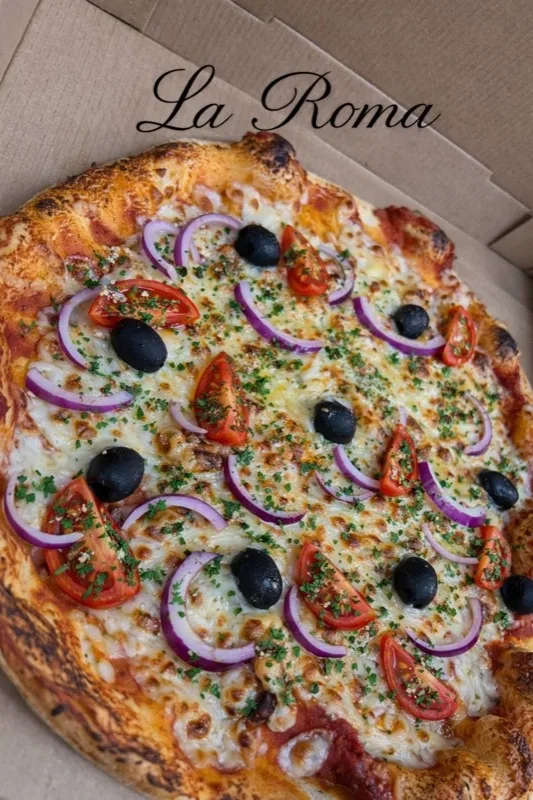 La Roma - Base tomate, Mozza, Emmental, Oignons, Tomates, Olives, Persillade, Origan